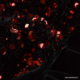 Tissu Sequin Rouge sur velours noir
