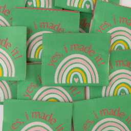 Lot de 5 étiquettes tissées - "Yes, I made it" fond vert - arc en ciel rose