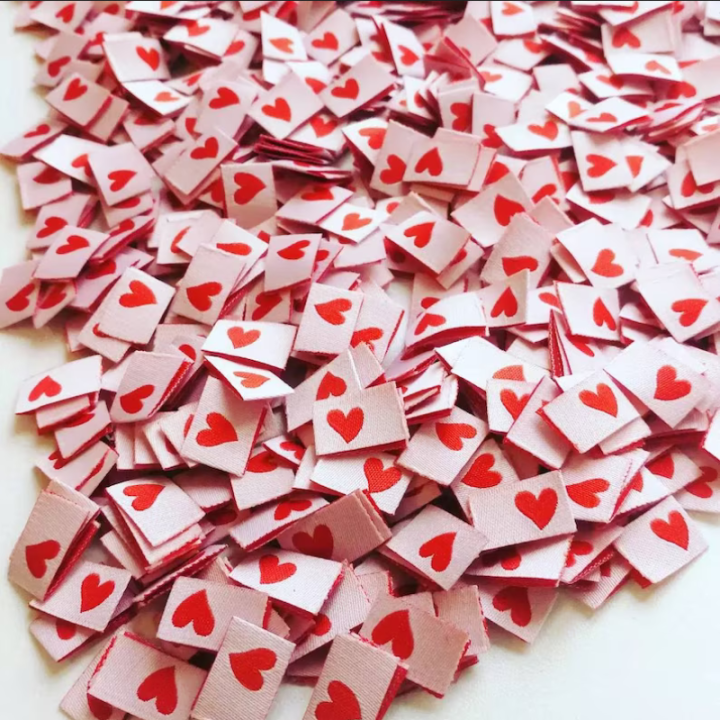 Lot de 5 étiquettes tissées pliées - Coeur rouge