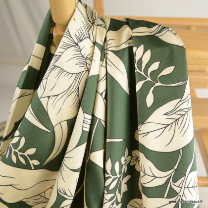 Tissu Satin motif fleurs écru fond vert