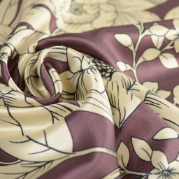 Tissu Satin motif fleurs écru fond Bordeaux