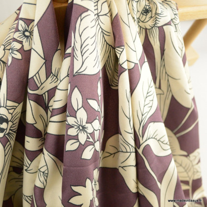 Tissu Satin motif fleurs écru fond Bordeaux