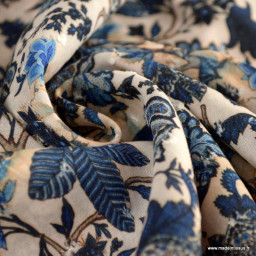 Tissu plumetis de viscose motifs fleurs indiennes bleues fond écru
