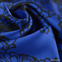 Tissu Satin motif fleurs noires fond bleu roi