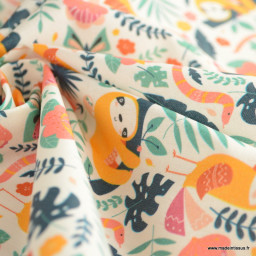 Tissu coton Enduit motif paresseux, perroquets et papillons dans la jungle