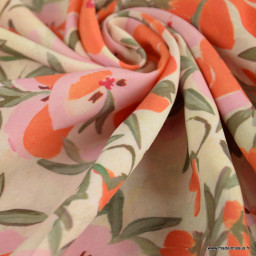 Tissu Viscose motif fleurs roses et orange fond écru