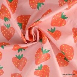 Tissu enduit ciré de pluie motif fraises fond rose