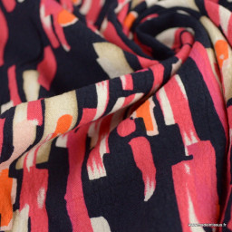 Viscose gaufrée motif graphique rose fond bleu marine