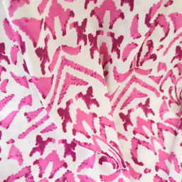 Tissu Satin de viscose motif ethnique fuchsia et blanc
