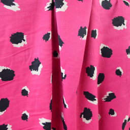 Tissu Satin de viscose motif leopard fond fuchsia