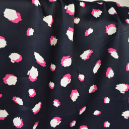 Tissu Satin de viscose motif leopard fond bleu marine