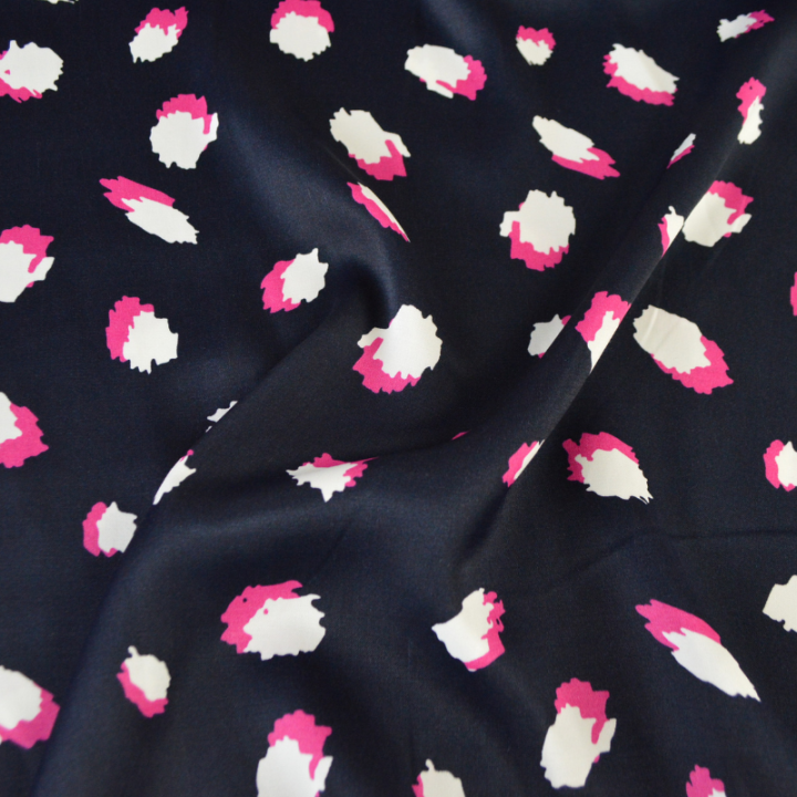 Tissu Satin de viscose motif leopard fond bleu marine