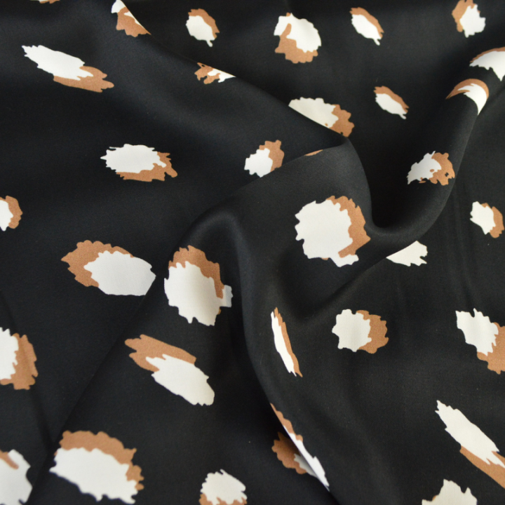 Tissu Satin de viscose motif leopard camel fond Noir