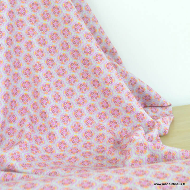 Tissu gauffré en coton motifs floraux graphique roses