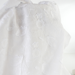 Tissu coton brodé blanc à fleurs frangées