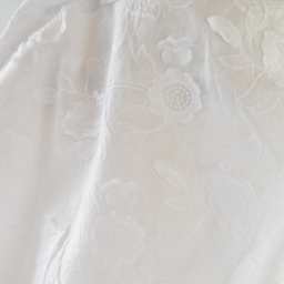 Tissu coton brodé blanc à fleurs frangées