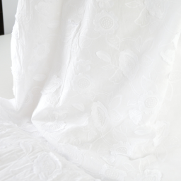 Tissu coton brodé blanc à fleurs frangées