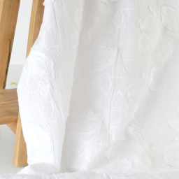 Tissu coton brodé blanc à fleurs frangées