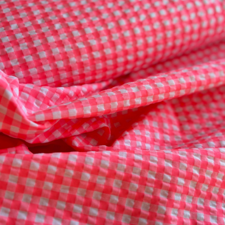 Tissu seersucker Vichy petits carreaux rose fluo