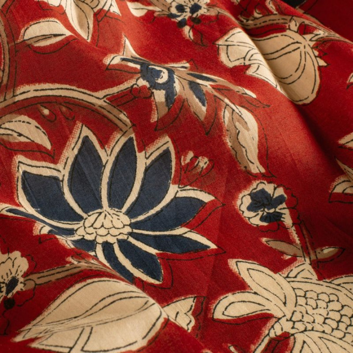 Tissu voile de coton indien Chandra Bagh – fond rouge & fleurs indigo