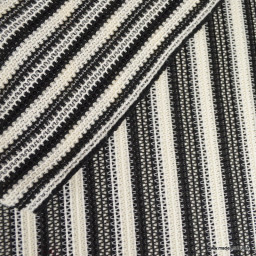 Tissu maille ajourée rayée noire et blanche – Chic et confortable