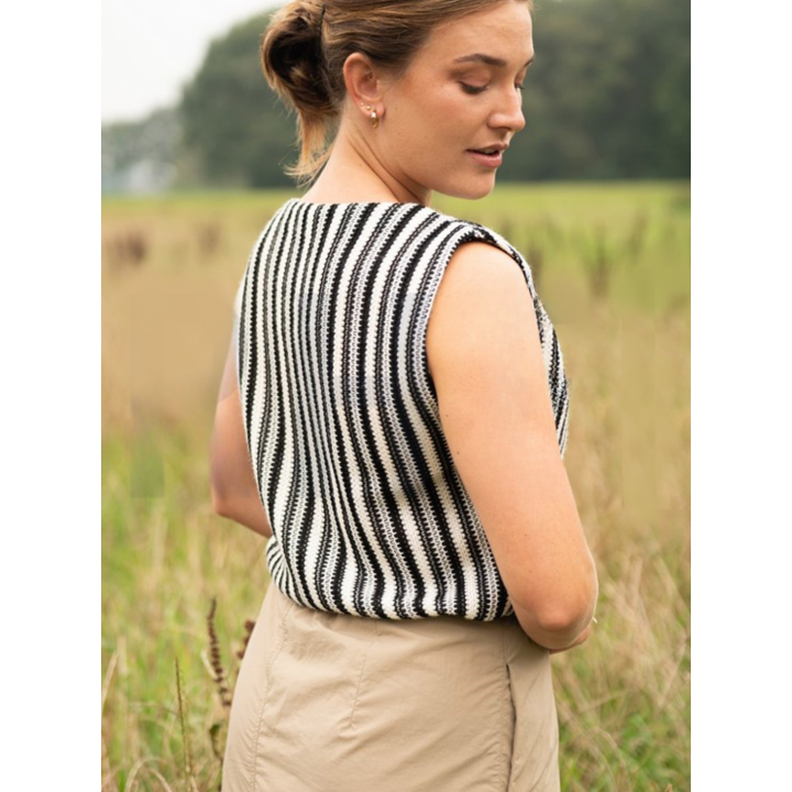 Tissu maille ajourée rayée noire et blanche – Chic et confortable