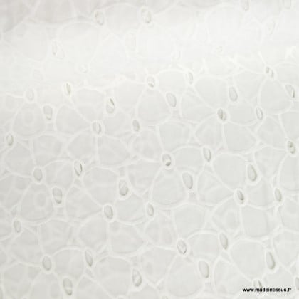 Tissu broderie anglaise blanc cassé – Motif fleurs larges