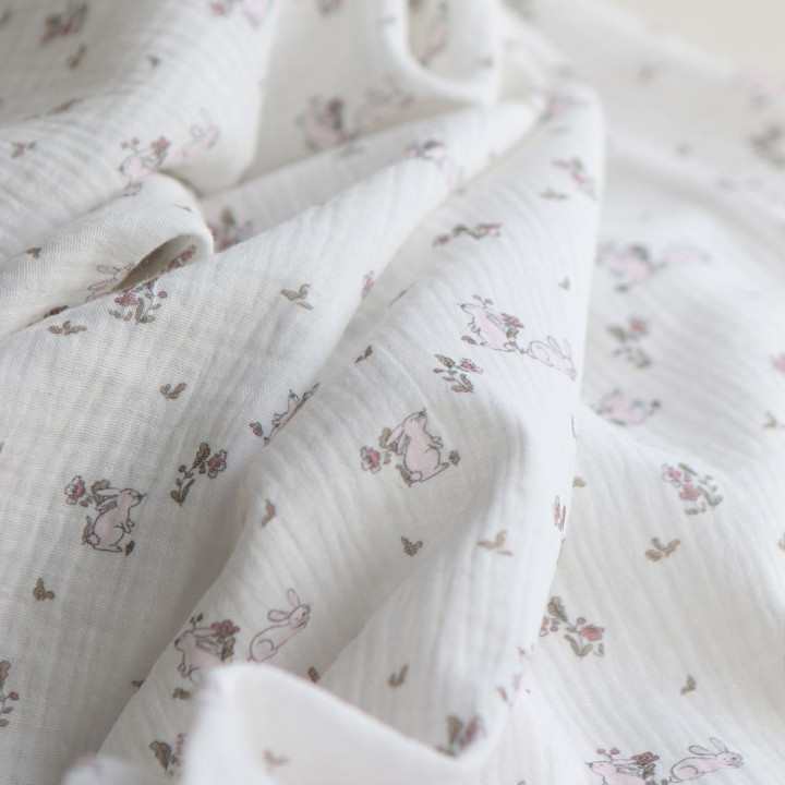 Tissu Double Gaze Bio – Motif Lapins Roses & Fleurs