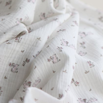 Tissu Double Gaze Bio – Motif Lapins Roses & Fleurs