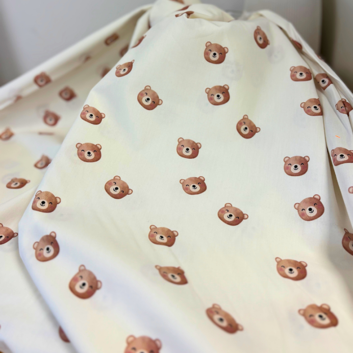 Tissu popeline Brun motif tête d'ours fond écru