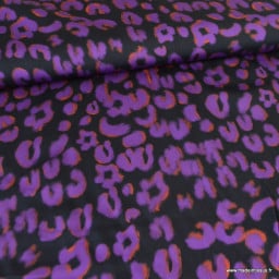 Tissu satin de viscose motif léopard violet et rose fond noir