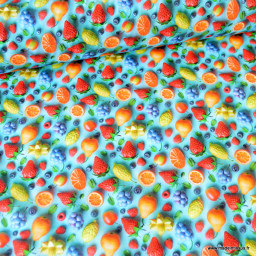 Tissu coton fond bleu avec fruits en motif 3D (fraises, oranges, poires…), coloré et parfait pour créations estivales