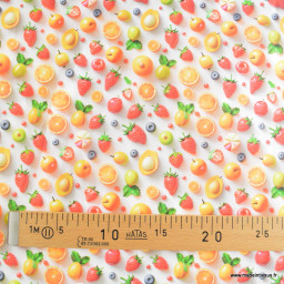 Tissu coton enduit fruits frais 3D – Fraises, oranges & myrtilles sur fond blanc