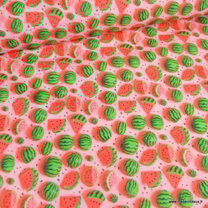 Tissu coton enduit rose avec motif pastèques en impression 3D, idéal pour créations estivales, nappes et accessoires fruités