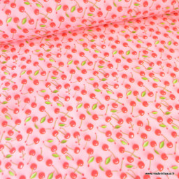 Tissu coton enduit motif cerises 3D – Fond rose pastel