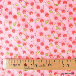 Tissu coton enduit motif cerises 3D – Fond rose pastel