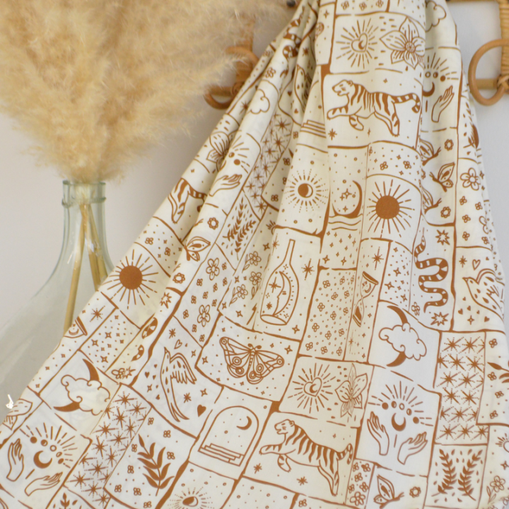 Tissu popeline coton motif ésotérique Solena – Fond blanc cassé | Made In Tissus
