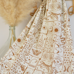 Tissu popeline coton motif ésotérique Solena – Fond blanc cassé | Made In Tissus