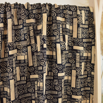 Tissu viscose batik Java – Motifs écrus sur fond bleu nuit | Made in Tissus