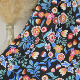 Tissu coton Kaleria à fleurs multicolores sur fond noir – idéal pour des créations textiles élégantes et contrastées.
