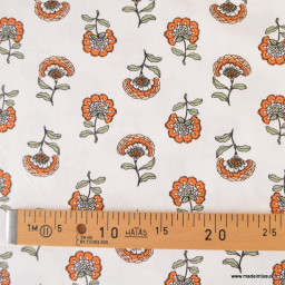 Tissu demi-natté motif fleurs orange fond écru