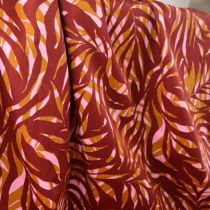 Tissu Satin de coton motif feuillage exotique fond terracotta