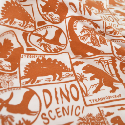 Tissu jersey coton Poppy motif dinosaures camel fond blanc