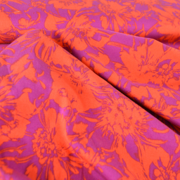 Viscose stretch imprimée fleurs rouges sur fond fuchsia – fluide et confortable.
