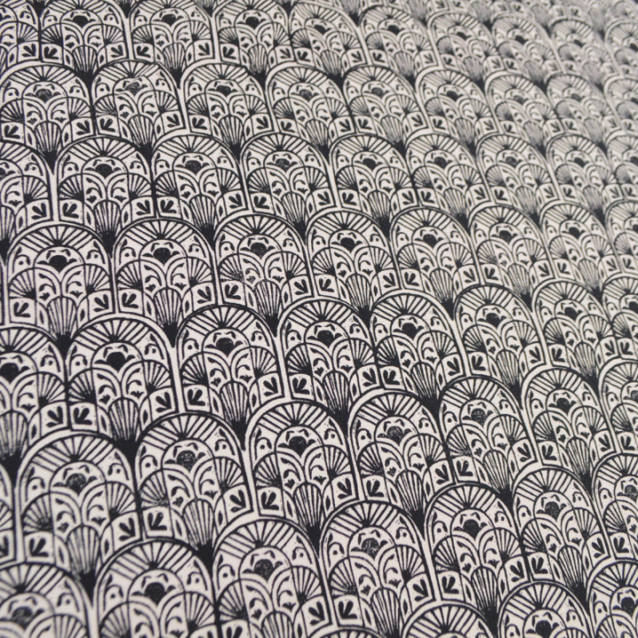 Tissu demi-natté motif art déco noir fond Blanc