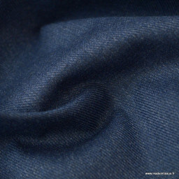 Tissu gabardine polyester viscose enduite étanche bleu denim.