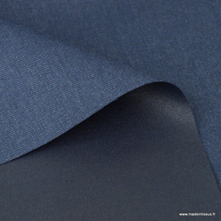 Tissu gabardine polyester viscose enduite étanche bleu denim.
