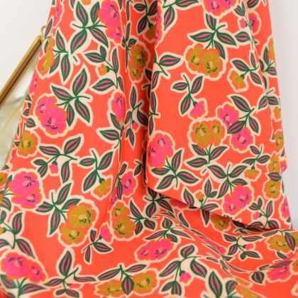 tissu viscose Fanou fleurs rouge et rose sur fond corail – habillement