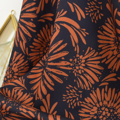 tissu popeline de viscose Audrey fleurs camel sur fond bleu marine