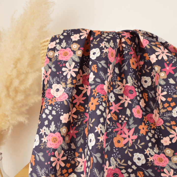 Tissu cretonne coton Olga fleurs roses fond marine